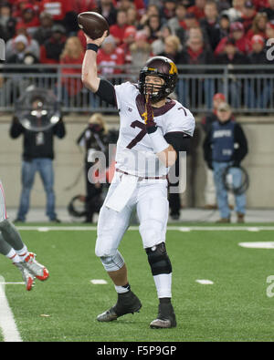 Columbus, Ohio, USA. 7. November 2015. Minnesota Golden Gophers Quarterback Mitch Leidner (7) geht der Ball bei einem Spiel der regulären Saison zwischen The Ohio State Buckeyes und die Minnesota Golden Gophers in Columbus, Ohio. Brent Clark/CSM/Alamy Live-Nachrichten Stockfoto