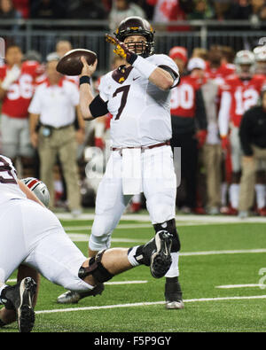 Columbus, Ohio, USA. 7. November 2015. Minnesota Golden Gophers quarterback Mitch Leidner (7) bei einem Spiel der regulären Saison zwischen The Ohio State Buckeyes und die Minnesota Golden Gophers in Columbus, Ohio. Brent Clark/CSM/Alamy Live-Nachrichten Stockfoto