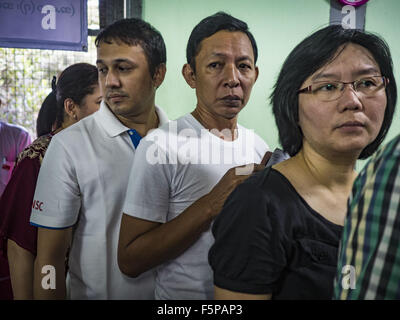 Yangon, Yangon Division, Myanmar. 8. November 2015. Menschen stehen Schlange, um ihre Stimme in einem Wahllokal in zentralen Yangon bekommen. Die Bürger von Myanmar gingen zu den Urnen Sonntag für die demokratischsten Wahlen seit 1990. Die Nationalliga für Demokratie (NLD) der Partei von Aung San Suu Kyi wird aller Voraussicht nach bei der Wahl die meisten Stimmen bekommen, aber es ist nicht sicher, ob sie genügend Stimmen bekommen, um einen Sieg zu sichern. Die Umfragen um 06:00 geöffnet. In Yangon manche Wähler begann Schlange vor 04:00 und Linien waren lange in vielen Wahllokalen in Myanmars größte Stadt gemeldet. Stockfoto