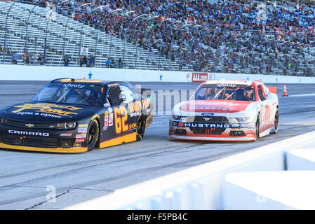 Fort Worth, Texas, USA. 7. November 2015. Xfinity Serie Treiber Brendan Gaughan (62) schneidet Fahrer Ryan Reed (16) spannende Boxengasse während Xfinity Serie O' Reilly Auto-Teile-Challenge auf dem Texas Motor Speedway in Fort Worth, Texas. JP Weber/Cal Sport Media/Alamy Live-Nachrichten Stockfoto
