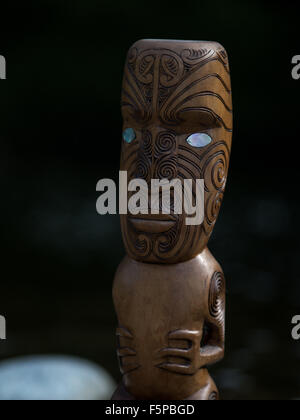 Maori Gott Krieger Vorfahren mit tätowierten Gesicht Stockfoto