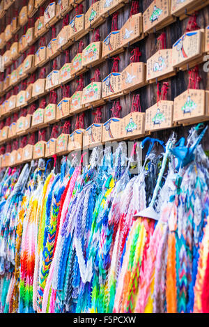Senbazuru, tausend Origami-Kraniche und Ema im Fushimi Inari-Taisha, Kyoyo Japan Stockfoto