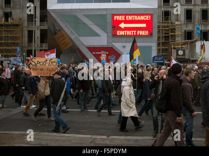 Massen marschieren durch die Straßen von Berlin bei einer Demonstration von der Alternative Für Deutschland (AfD) politische Partei. Rund 5000 Anhänger der AfD beteiligte sich im März und Rallye fordert Bundeskanzlerin Angela Merkel, den Zustrom der Flüchtlinge ins Land zu stoppen. Rund 1 Million Flüchtlinge aus dem Nahen Osten und Nordafrika kam in Deutschland im Jahr 2015, die 50.000 davon nach Berlin kam. Stockfoto