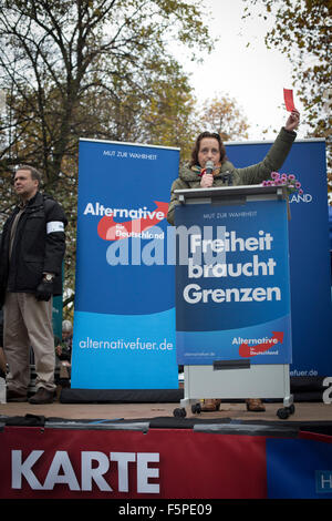 Politiker Beatrix von Storch Adressierung der Masse vor einer Demonstration von der Alternative Für Deutschland (AfD) politische Partei durch das Zentrum von Berlin. Rund 5000 Anhänger der AfD beteiligte sich im März und Rallye fordert Bundeskanzlerin Angela Merkel, den Zustrom der Flüchtlinge ins Land zu stoppen. Rund 1 Million Flüchtlinge aus dem Nahen Osten und Nordafrika kam in Deutschland im Jahr 2015, die 50.000 davon nach Berlin kam. Stockfoto