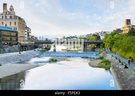 Der Fluss Kamogawa in Kyoto-Pontochou, Minami-Za und Gion Zentralbereichen am späten Nachmittag Stockfoto