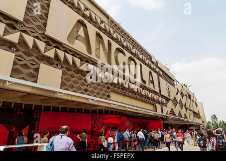 Mailand, Italien - 1. Juni 2015: Nicht identifizierten Personen durch die Angola-Pavillon auf der EXPO 2015 in Mailand, Italien. EXPO 2015 fand vom Stockfoto