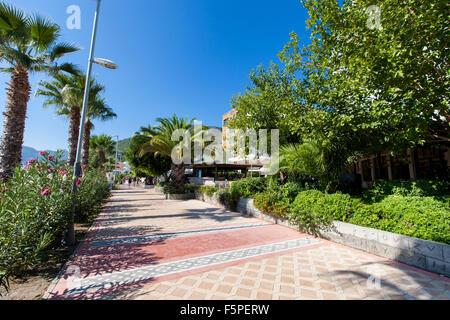 MARMARIS, Türkei - 15. September 2014: Unidentified Touristen am Gehweg durch die modernen Hotels in Marmaris, Türkei. Marmaris ist wir Stockfoto