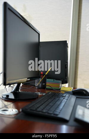 Schreibtisch mit Computer und andere Gegenstände in den Tag Stockfoto