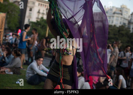 Buenos Aires, Argentinien. 7. November 2015. Ein Demonstrant, posiert für ein Foto auf dem Kongressplatz. Tausende von Menschen versammeln sich jedes Jahr in Argentinien feiern Gay Pride und marschieren in Richtung Kongressplatz auf Nachfrage politische Rechte für Schwule und LGBTIQ Community. Bildnachweis: Javier Gallardo/Pacific Press/Alamy Live-Nachrichten Stockfoto