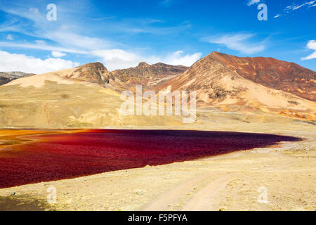 Laguna Miluni ist ein Stausee, gespeist von Glazial-Schmelzwasser aus den Anden Gipfel des Huayna Potosi in den bolivianischen Anden. Als Klima-ch Stockfoto