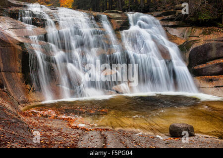 Mumlava Wasserfall im Herbst, Riesengebirge (Krkonose, Riesengebirge), Tschechische Republik. Stockfoto