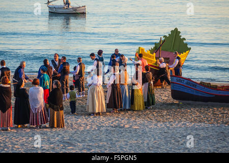 Benidorm, Spanien. 7. November 2015. Mit über 55 Fiestas in Benidorm jedes Jahr ist dies die große ein "Las Fiestas Patronales", zu Ehren des Schutzheiligen, der Virgen del Sufragio und San Jaime Apostle gefeiert. Die parade hier einheimischen Poniente Strand für das Re-Enactment der Feststellung der Virgen del Sufragio heraus zum Meer hinunter. Bildnachweis: Mick Flynn/Alamy Live-Nachrichten Stockfoto