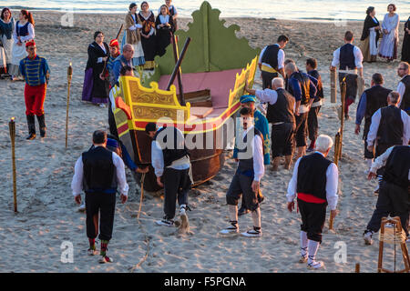 Benidorm, Spanien. 7. November 2015. Mit über 55 Fiestas in Benidorm jedes Jahr ist dies die große ein "Las Fiestas Patronales", zu Ehren des Schutzheiligen, der Virgen del Sufragio und San Jaime Apostle gefeiert. Die parade hier einheimischen Poniente Strand für das Re-Enactment der Feststellung der Virgen del Sufragio heraus zum Meer hinunter. Bildnachweis: Mick Flynn/Alamy Live-Nachrichten Stockfoto