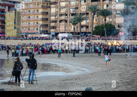 Benidorm, Spanien. 7. November 2015. Mit über 55 Fiestas in Benidorm jedes Jahr ist dies die große ein "Las Fiestas Patronales", zu Ehren des Schutzheiligen, der Virgen del Sufragio und San Jaime Apostle gefeiert. Die parade hier einheimischen Poniente Strand für das Re-Enactment der Feststellung der Virgen del Sufragio heraus zum Meer hinunter. Bildnachweis: Mick Flynn/Alamy Live-Nachrichten Stockfoto