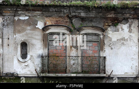 Alte Fenster in Lissabon Stockfoto