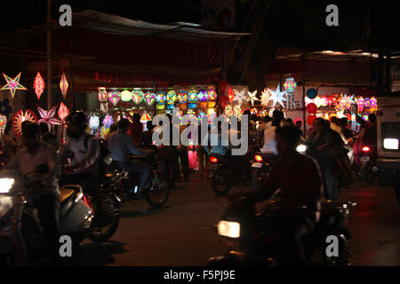 Pune, Indien - 7. November 2015: Menschen in Indien Einkaufen für Himmelslaternen anlässlich Diwali-fest in Indien Stockfoto