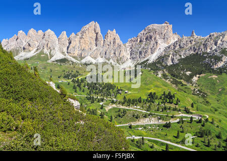 Dolomiti - Weg zum Grödnertal mit Cir-Mount auf Hintergrund, Alto Adige, Italien Stockfoto