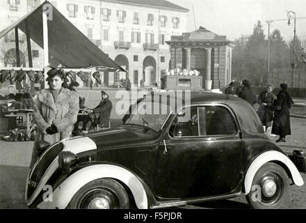 Ein Fiat 500 Topolino Auto lackiert für das Dimmen in Piazza Alfieri, Asti, Italien Stockfoto