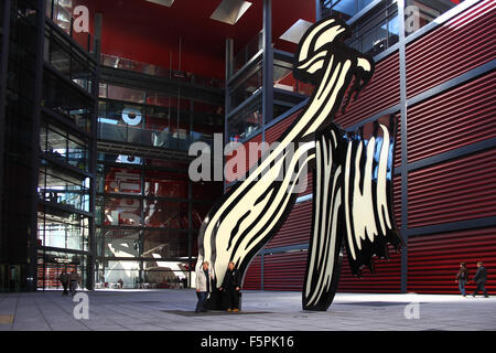 Innen Platz der das Museum Reina Sofia in Madrid, mit der Pinselstrich-Skulptur. Stockfoto