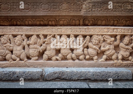 Tiere und menschliche Statuen in Kailasanathar Hindu-Tempel (8. Jahrhundert) Kanchipuram, Tamil Nadu, Indien, Asien Stockfoto