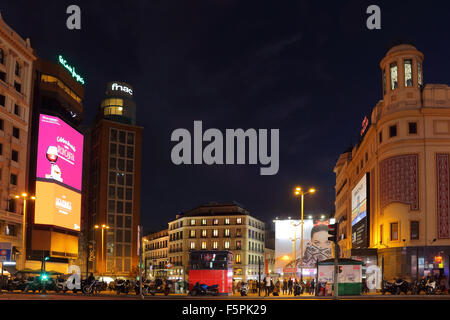 Nacht-Foto von Plaza Callao in Madrid mit der Medikamente Callao, FNAC und El Corte Inglés Gebäude. Stockfoto