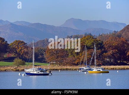 Boote auf Windermere im Herbst. Waterhead, Ambleside, Nationalpark Lake District, Cumbria, England, Vereinigtes Königreich, Europa. Stockfoto