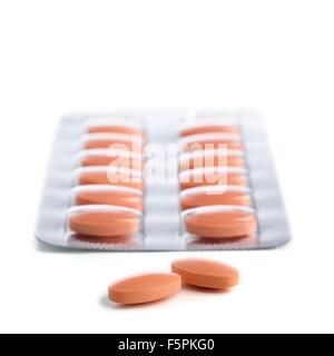 Blisterpackung mit Tabletten gegen einen weißen Hintergrund. Stockfoto