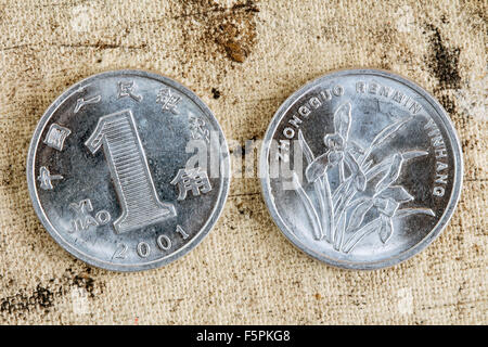 Ein Yuan 2011 Münze chinesisches Geld, auf einem alten Leinwand-Hintergrund Stockfoto