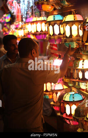 Pune, Indien - 7. November 2015: Ein Streetside Ladenbesitzer zeigt Himmelslaternen an einen Kunden anlässlich Diwali-fest in Stockfoto