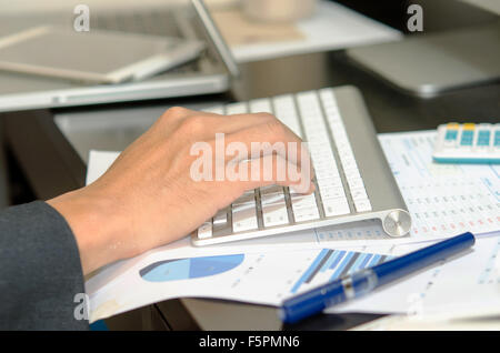 männlichen Händen tippen auf der Computertastatur. Stockfoto