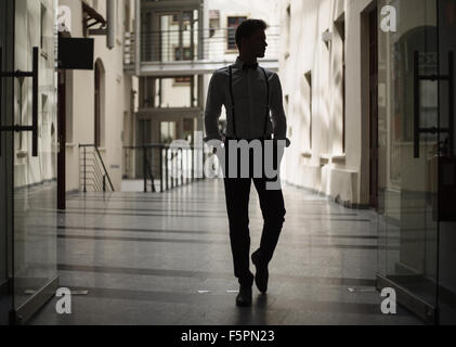 Kluger Mann zu Fuß in das Gebäude Stockfoto