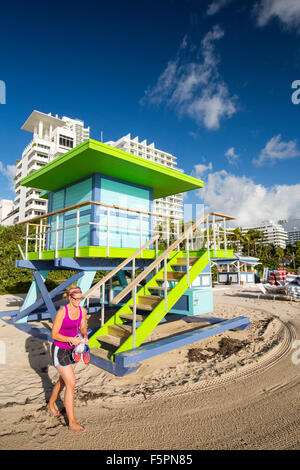 Eine Küste Uhr Hütte am Miami Beach, Florida, USA. Die Florida Küste ist hoch entwickelt und niedrig liegen, so dass es sehr anfällig für Meeresspiegelanstieg. Stockfoto