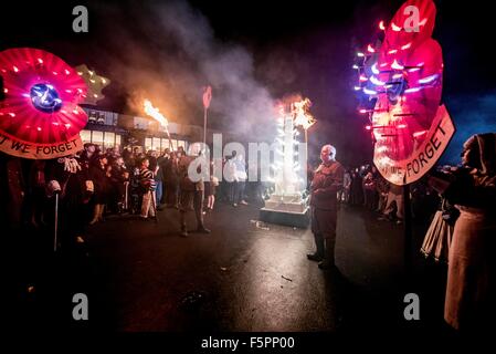 East Hoathly, UK. 7. November 2015. Lagerfeuer-Prozession zur Erinnerung. Tausende von Zuschauern Linie der Straßen von den winzigen East Sussex Dorf von East Hoathly in der Nähe von Lewes, Uhr Feuer Banner in Flammen als einen Akt der Erinnerung auf dem Weg in eine riesige Holzskulptur Lagerfeuer und Feuerwerk Anzeige durchgeführt. Bildnachweis: Jim Holden/Alamy Live-Nachrichten Stockfoto