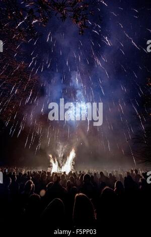 East Hoathly, UK. 7. November 2015. Lagerfeuer-Prozession zur Erinnerung. Tausende von Zuschauern Linie der Straßen von den winzigen East Sussex Dorf von East Hoathly in der Nähe von Lewes, Uhr Feuer Banner in Flammen als einen Akt der Erinnerung auf dem Weg in eine riesige Holzskulptur Lagerfeuer und Feuerwerk Anzeige durchgeführt. Bildnachweis: Jim Holden/Alamy Live-Nachrichten Stockfoto