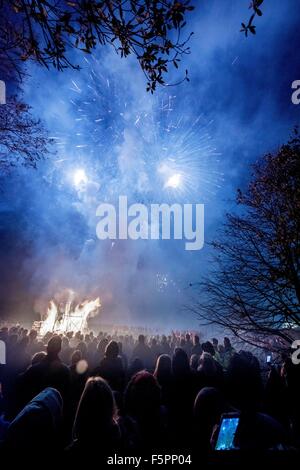 East Hoathly, UK. 7. November 2015. Lagerfeuer-Prozession zur Erinnerung. Tausende von Zuschauern Linie der Straßen von den winzigen East Sussex Dorf von East Hoathly in der Nähe von Lewes, Uhr Feuer Banner in Flammen als einen Akt der Erinnerung auf dem Weg in eine riesige Holzskulptur Lagerfeuer und Feuerwerk Anzeige durchgeführt. Bildnachweis: Jim Holden/Alamy Live-Nachrichten Stockfoto