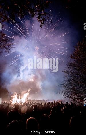 East Hoathly, UK. 7. November 2015. Lagerfeuer-Prozession zur Erinnerung. Tausende von Zuschauern Linie der Straßen von den winzigen East Sussex Dorf von East Hoathly in der Nähe von Lewes, Uhr Feuer Banner in Flammen als einen Akt der Erinnerung auf dem Weg in eine riesige Holzskulptur Lagerfeuer und Feuerwerk Anzeige durchgeführt. Bildnachweis: Jim Holden/Alamy Live-Nachrichten Stockfoto