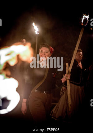 East Hoathly, UK. 7. November 2015. Lagerfeuer-Prozession zur Erinnerung. Tausende von Zuschauern Linie der Straßen von den winzigen East Sussex Dorf von East Hoathly in der Nähe von Lewes, Uhr Feuer Banner in Flammen als einen Akt der Erinnerung auf dem Weg in eine riesige Holzskulptur Lagerfeuer und Feuerwerk Anzeige durchgeführt. Bildnachweis: Jim Holden/Alamy Live-Nachrichten Stockfoto