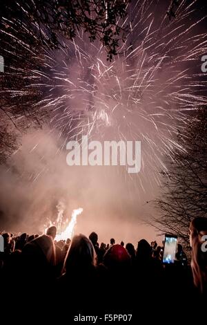 East Hoathly, UK. 7. November 2015. Lagerfeuer-Prozession zur Erinnerung. Tausende von Zuschauern Linie der Straßen von den winzigen East Sussex Dorf von East Hoathly in der Nähe von Lewes, Uhr Feuer Banner in Flammen als einen Akt der Erinnerung auf dem Weg in eine riesige Holzskulptur Lagerfeuer und Feuerwerk Anzeige durchgeführt. Bildnachweis: Jim Holden/Alamy Live-Nachrichten Stockfoto