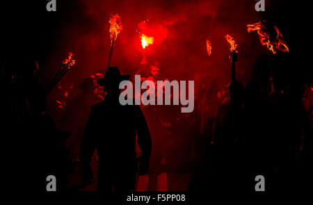 East Hoathly, UK. 7. November 2015. Lagerfeuer-Prozession zur Erinnerung. Tausende von Zuschauern Linie der Straßen von den winzigen East Sussex Dorf von East Hoathly in der Nähe von Lewes, Uhr Feuer Banner in Flammen als einen Akt der Erinnerung auf dem Weg in eine riesige Holzskulptur Lagerfeuer und Feuerwerk Anzeige durchgeführt. Bildnachweis: Jim Holden/Alamy Live-Nachrichten Stockfoto