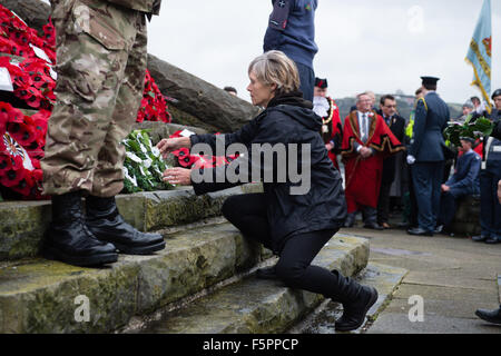 Aberystwyth, Großbritannien. 8. November 2015. Hunderte von Menschen versammelt, um die Ehre der Toten der beiden Weltkriege und andere Konflikte bei der jährlichen Erinnerung Sonntag Zeremonie am Fuße der Aberystwyths legendären Kriegerdenkmal auf der Landzunge ragt ins Meer. Roten und weißen Mohn Kränze wurden während der Zeremonie von den Vertretern der British Legion, dem Stadtrat und der lokalen Frieden und Gerechtigkeit-Netz gelegt. Nach der Zeremonie alle die Kränze wurden gesammelt, zur sicheren Aufbewahrung vor orkanartigen Winden, die voraussichtlich die Westküste treffen © Keith Morris/Alamy Stockfoto