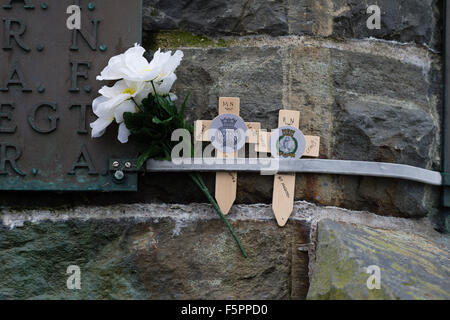 Aberystwyth, Großbritannien. 8. November 2015. Hunderte von Menschen versammelt, um die Ehre der Toten der beiden Weltkriege und andere Konflikte bei der jährlichen Erinnerung Sonntag Zeremonie am Fuße der Aberystwyths legendären Kriegerdenkmal auf der Landzunge ragt ins Meer. Roten und weißen Mohn Kränze wurden während der Zeremonie von den Vertretern der British Legion, dem Stadtrat und der lokalen Frieden und Gerechtigkeit-Netz gelegt. Nach der Zeremonie alle die Kränze wurden gesammelt, zur sicheren Aufbewahrung vor orkanartigen Winden, die voraussichtlich die Westküste treffen © Keith Morris/Alamy Stockfoto