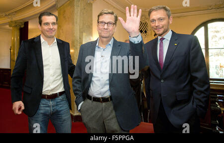 Berlin, Deutschland. 8. November 2015. Ehemaliger deutscher Außenminister Guido Westerwelle (C, FDP) kommt mit Ehemann Michael Mronz (L) und FDP-Leiter Christian Lindner, an einem der Veröffentlichung seines neuen Buches "Zwischen Zwei Leben. Von Liebe, Tod Und Zuversicht "(lit.) Zwischen zwei Leben. Über Liebe, Tod und Vertrauen) am Berliner Ensemble in Berlin, Deutschland, 8. November 2015. Foto: Jörg CARSTENSEN/DPA/Alamy Live-Nachrichten Stockfoto