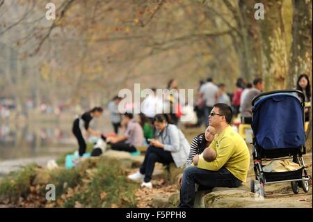 Guiyang, China Provinz Guizhou. 8. November 2015. Menschen besuchen Pingqiao Aussichtspunkt in Guiyang Stadt, Südwest-China Provinz Guizhou, 8. November 2015. Die Herbstlandschaft lockte viele Bürgerinnen und Bürger zu Rundgang durch den Ort. Bildnachweis: Tao Liang/Xinhua/Alamy Live-Nachrichten Stockfoto