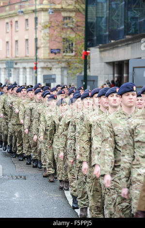 Birmingham, Vereinigtes Königreich. 8. November 2015. Remembrance Sunday: Cadet Soldaten marschieren in Richtung Centenary Square in Birmingham während Remembrance Sunday. Bildnachweis: Michael Scott/Alamy Live-Nachrichten Stockfoto