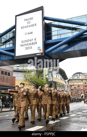 Birmingham, Vereinigtes Königreich. 8. November 2015. Remembrance Sunday: Soldaten marschieren hinunter Birminghams Broad St. in Richtung Centenary Square während Remembrance Sunday. Bildnachweis: Michael Scott/Alamy Live-Nachrichten Stockfoto