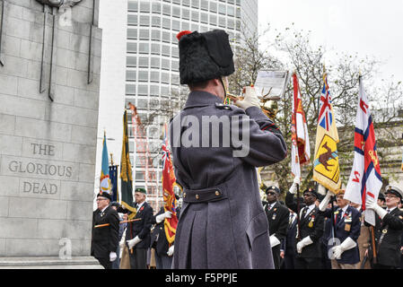 Birmingham, Vereinigtes Königreich. 8. November 2015. Remembrance Sunday: Trompeter beginnt die Minuten Stille während Remembrance Sunday in Birminghams Centenary Square. Bildnachweis: Michael Scott/Alamy Live-Nachrichten Stockfoto