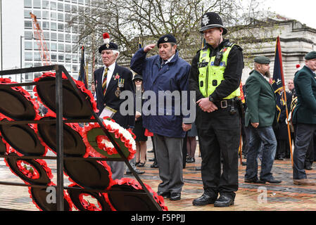 Birmingham, Vereinigtes Königreich. 8. November 2015. Remembrance Sunday: West Midlands Polizist legt einen Kranz am Centenary Square in Birmingham. Bildnachweis: Michael Scott/Alamy Live-Nachrichten Stockfoto