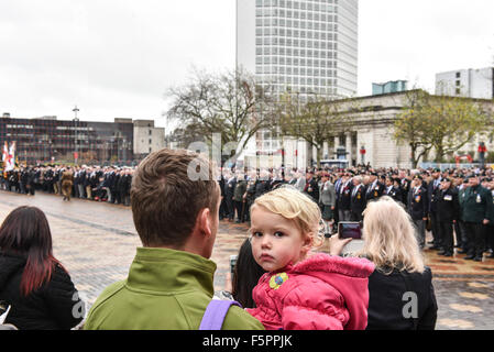 Birmingham, Vereinigtes Königreich. 8. November 2015. Remembrance Sunday: Ein junges Mädchen besucht Erinnerung Sonntag mit ihrem Vater in Birmingham. Bildnachweis: Michael Scott/Alamy Live-Nachrichten Stockfoto