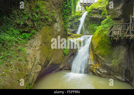 Grotte del cagleron und Wasserfall in Italien Stockfoto