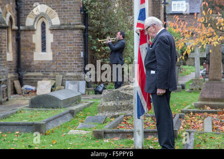 Schinken, Surrey, UK. 8. November 2015. Eine RAF veteran senkt die Union Flagge während den letzten Beitrag an die Erinnerung Sonntag an Str. Andrews Kirche, Schinken, Surrey Credit: auf Anblick Photographic/Alamy Live News Stockfoto